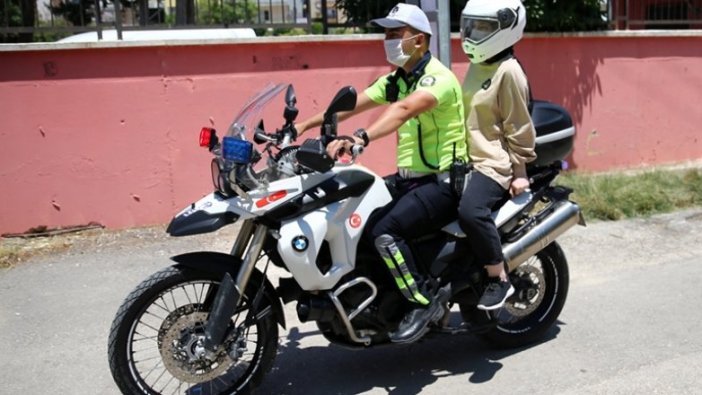 YKS'ye geç kalan adayların yardımına polis ekipleri koştu