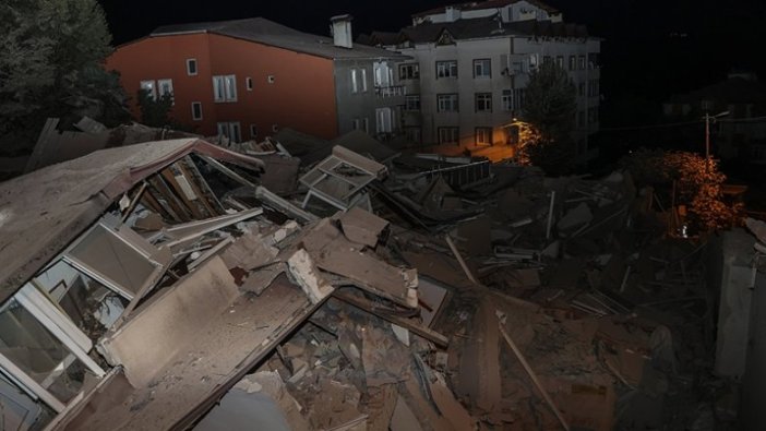 Sarıyer'de 11 katlı boş bina çöktü, park halindeki 3 otomobil hasar gördü