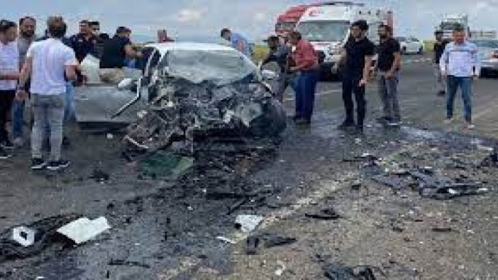 Otomobiller kafa kafa çarpıştı