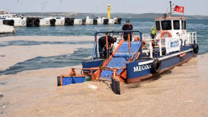 Müsilaj deniz süpürgesiyle temizleniyor