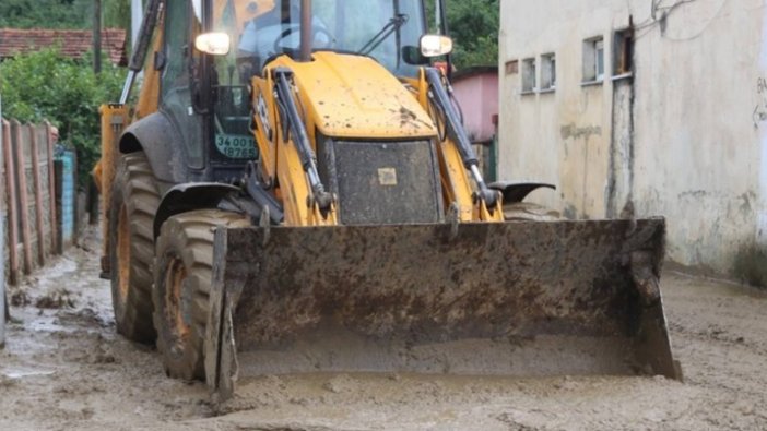 Sakarya'da sağanaktan etkilenen bölgelerde temizlik çalışması sürüyor