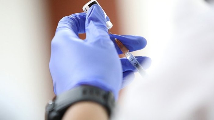 Sağlık Bakanı Koca'dan kritik görevlerdeki kişilere üçüncü doz aşı müjdesi