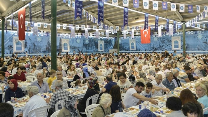 Maltepe’de yağmur  altında iftar keyfi