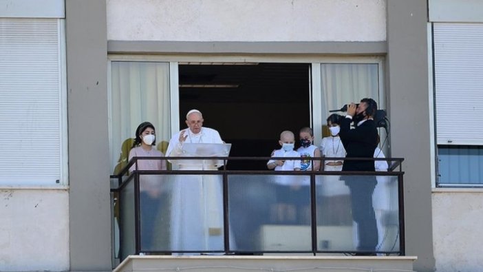 Ameliyat geçiren Papa Franciscus, hastane balkonundan pazar duasını yaptı