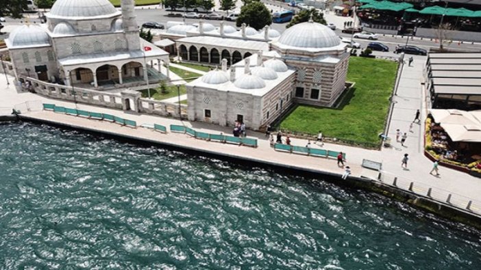 Üsküdar'da Şemsi Paşa Camii'nin yanına yapılan yol zarar görünce kapatıldı