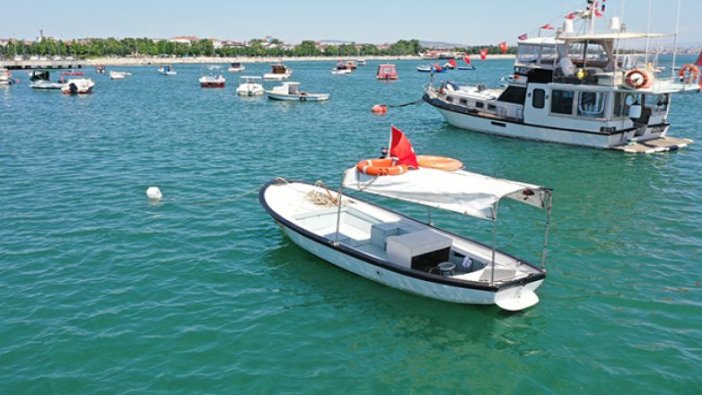 Tuzla’da deniz eski rengine döndü