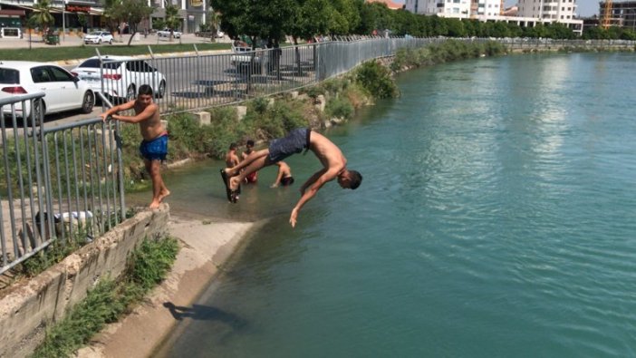 Polis, sulama kanallarında yüzenleri havuzla buluşturdu