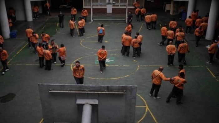 Kolombiya'da mahkumlar aşılandı