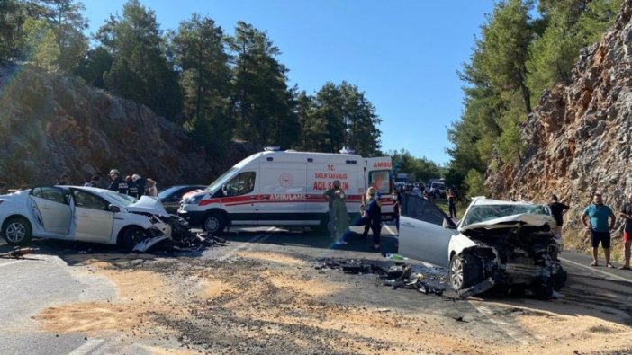 İki otomobil çarpıştı: 2 ölü, 5 yaralı