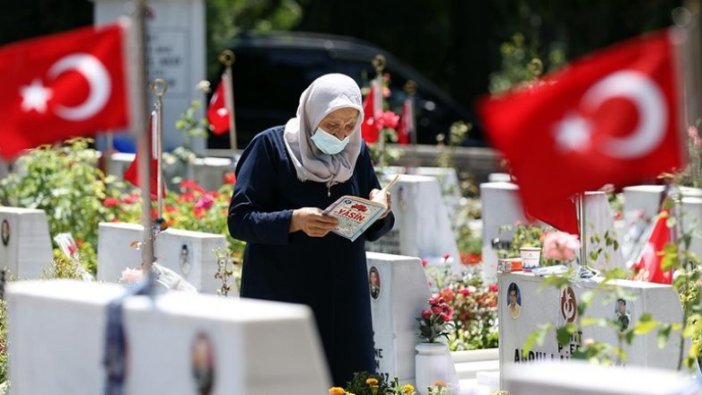 Bayramın birinci günü şehit kabirleri ziyaret edildi