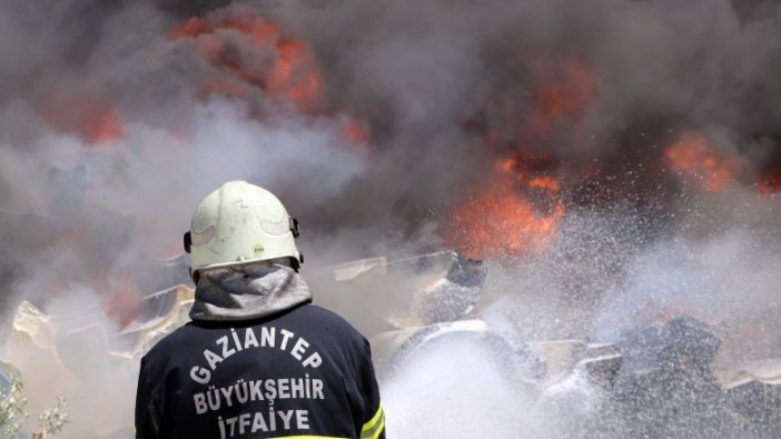 Gaziantep'te depo yangınına 120 kişilik ekiple müdahale