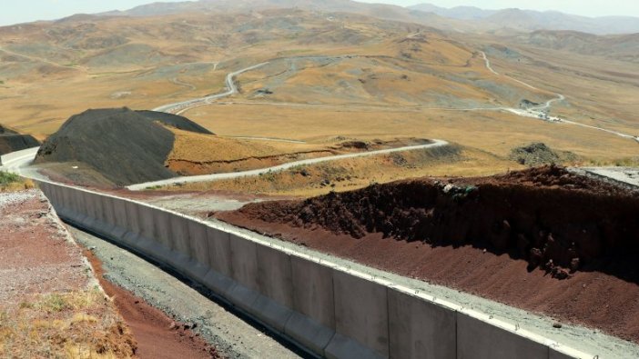 İran sınırında kaçak geçişleri engellemek için beton duvar örülüyor