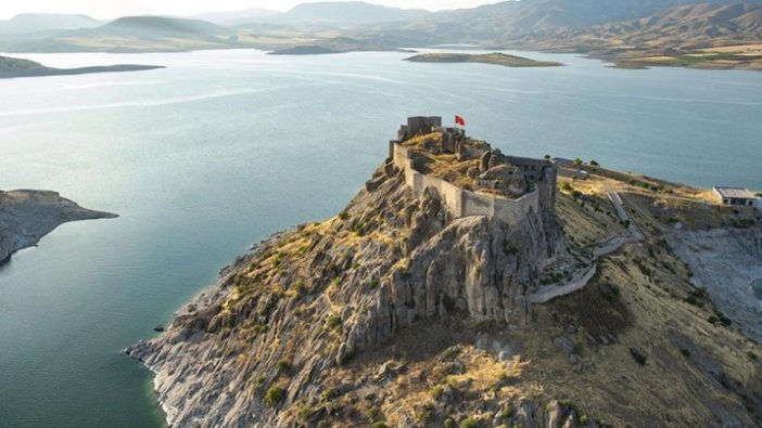Tunceli'nin Pertek ve Mazgirt ilçelerindeki tarihi ve doğal güzellikler havadan görüntülendi
