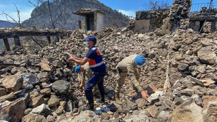 Akseki'de yangında zarar gören evlerin enkazını kaldırma çalışmalarına askerler de katılıyor