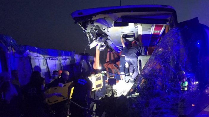 Manisa'da feci kaza: 9 ölü, 30 yaralı