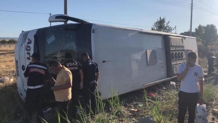 Uşak'ta yolcu otobüsünün devrilmesi sonucu 33 kişi yaralandı