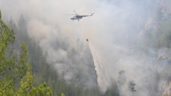 Muğla'da devam eden 2 yangına havadan ve karadan müdahale ediliyor