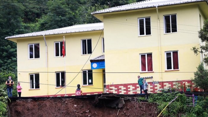 Rize'de heyelan nedeniyle bir okulun bahçesi çöktü