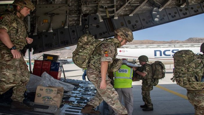 İngiltere, Kabil’deki elçilik çalışanlarını tahliye etmeye devam ediyor