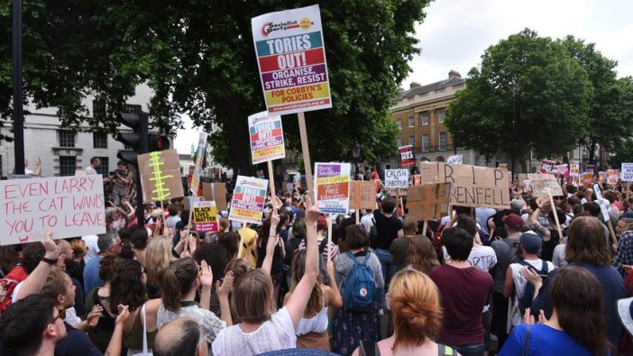 İngiltere Başbakanı May'e Londra'da protesto