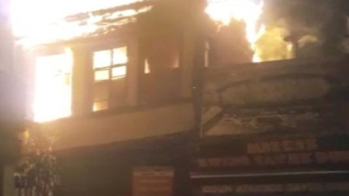 110 yıllık ahşap bina yangında çöktü