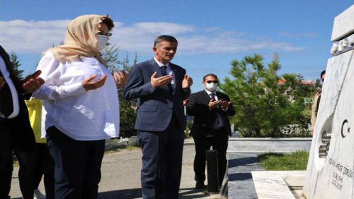 İYİ Parti lideri Meral Akşener Ozan Arif'in kabrini ziyaret etti