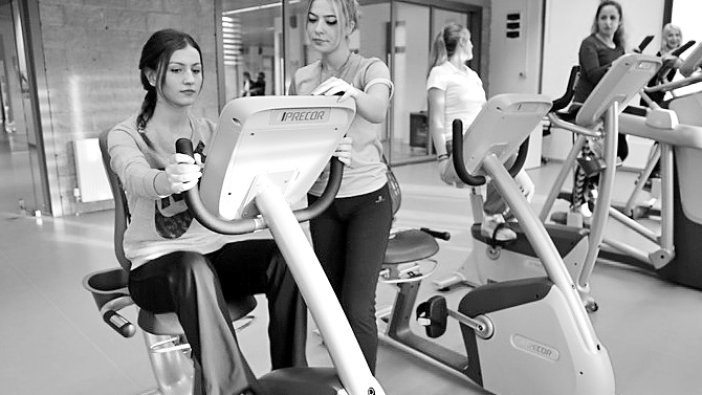 Fitnes salonunda kişiye özel eğitim