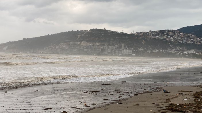 Finike’de deniz kahverengi oldu