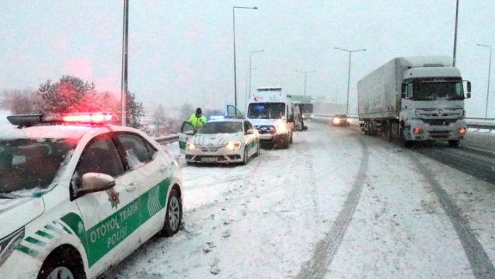 Anadolu Otoyolu'nda devrilen kamyon ulaşımı aksattı