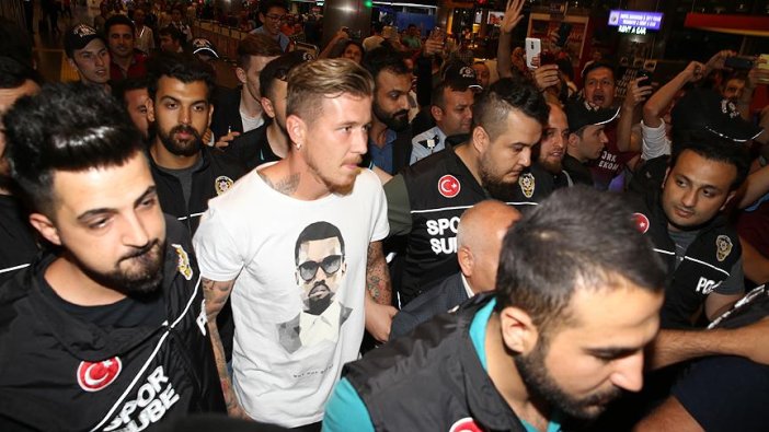 Trabzonspor taraftarlarından Kucka'ya coşkulu karşılama