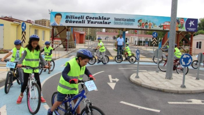 Gençler sağlık için pedal çeviriyorlar