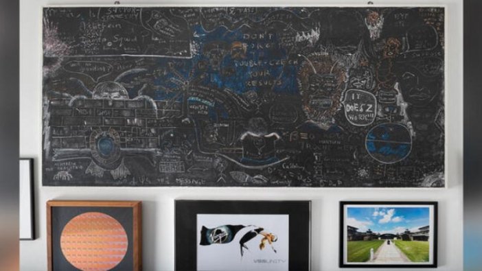 Stephen Hawking’in ünlü ‘kara tahtası’ Londra’da sergilenmeye başlandı