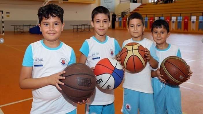 Tatilin keyfini spor yaparak çıkarıyorlar