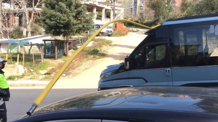 Metal boru, yolcu minibüsüne ok gibi saplandı
