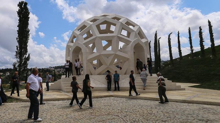 Şehitler Makamı'na Vatandaş Akını