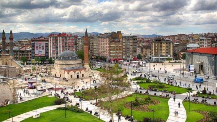 Sivas'ta icradan satılık ev ve ahır