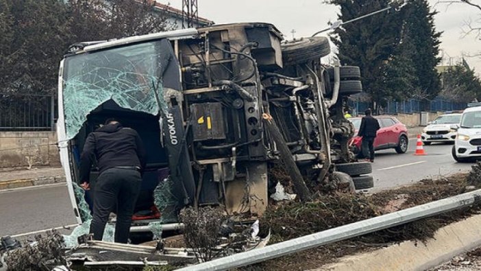 Tuzla’da servis midibüsü devrildi: 3 yaralı