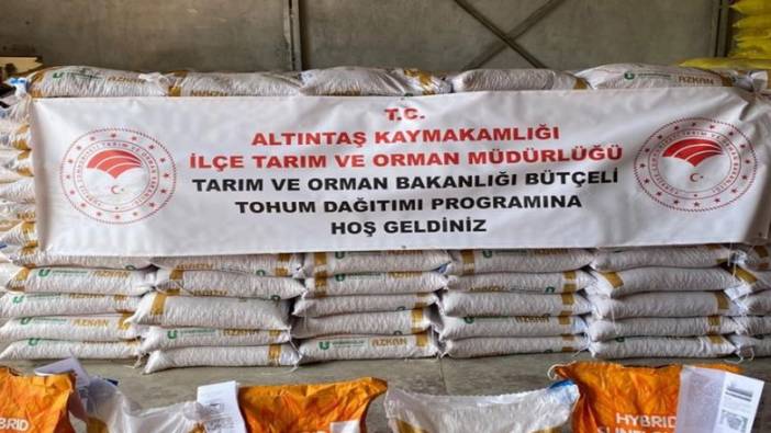 Altıntaş’ta çiftçilere yüzde 75 hibeli yağlık ayçiçeği, nohut ve kuru fasulye tohumu dağıtıldı