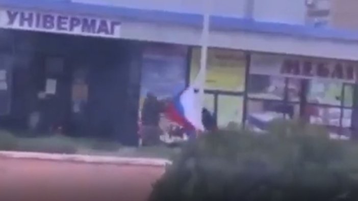 Silahların gölgesinde Rus bayrağını indirdi! Yer işgal edilen Mariupol