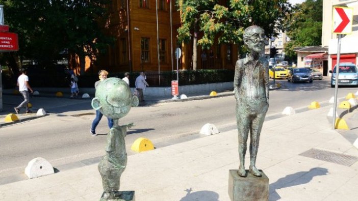 Oğuz Aral ve kahramanı Avanak Avni Kadıköy’de