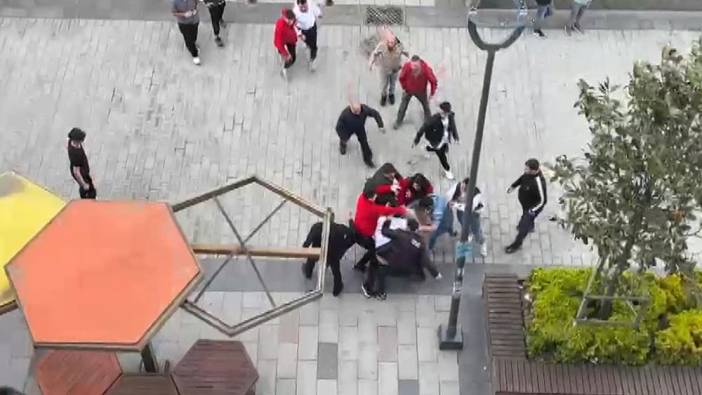 Cadde ortasında tekmeli yumruklu kavga