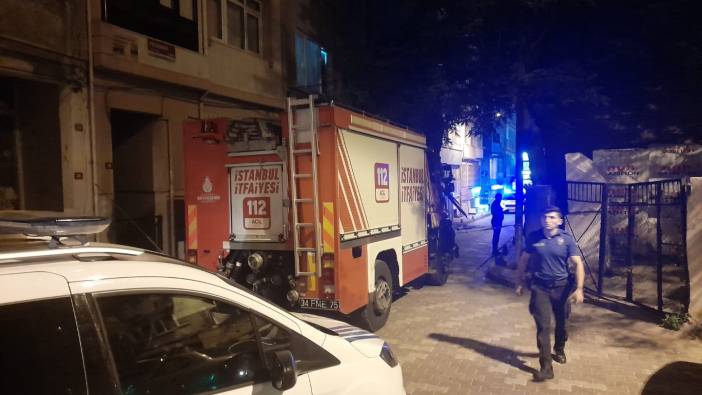 Fatih'te 2 katlı ahşap bina çöktü