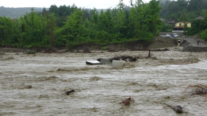  Ayancık’ta boşaltılan köylerde bazı evlerin girişleri suyla doldu