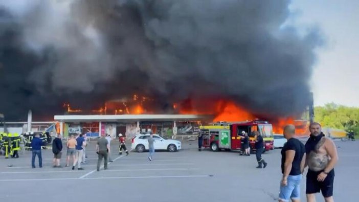 Rusya, Ukrayna’da AVM’yi füzeyle vurdu
