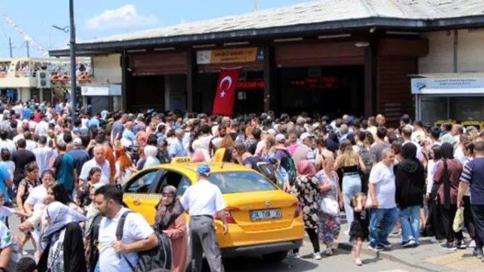 Eminönü'nde vapur sırası yoğunluğu