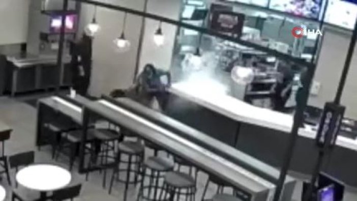 Müşterilerin yüzüne kovayla kaynar su döktü