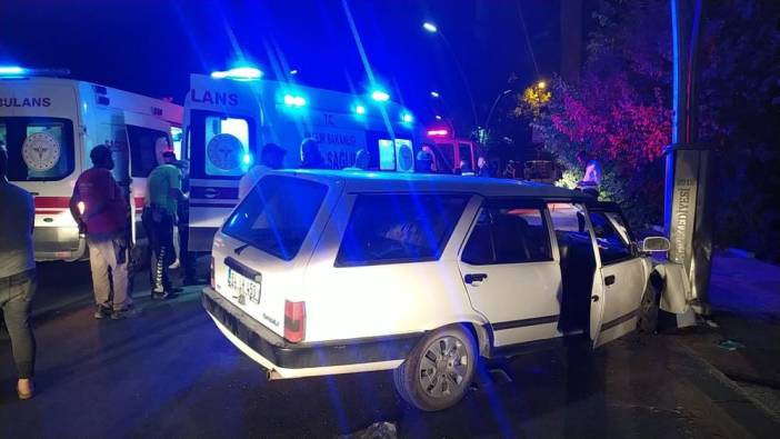 Alkollü sürücü aydınlatma direğine çarptı; 2 yaralı