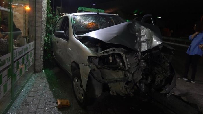 Otomobil aydınlatma direğine çarptı: 1 yaralı