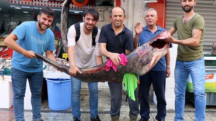 2 metre 108 kg olan balık görenleri hayrete düşürdü