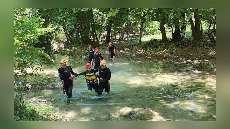 Kanyonda mahsur kalan 2 kişi 25 saat sonra kurtarıldı